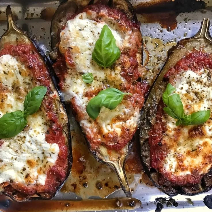 Aubergines farcies façon avec garniture colorée et savoureuse