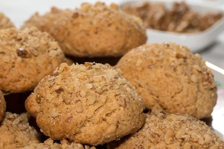 Biscuits aux noix et miel fraîchement cuits sur une assiette