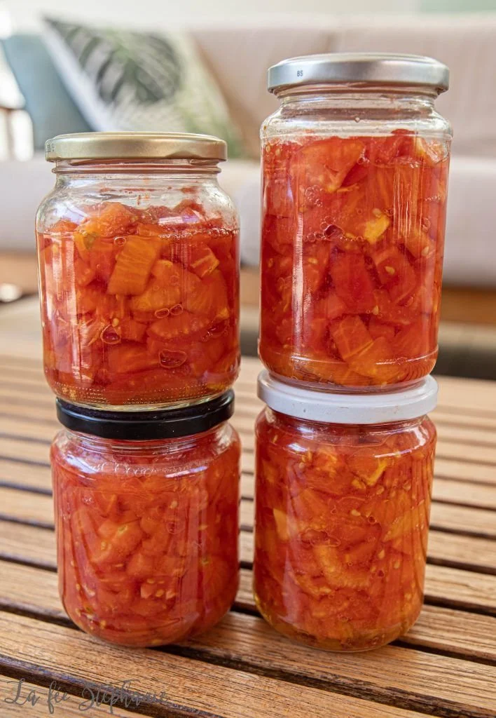 Bocaux de tomates concassées et paillettes de peaux de tomates pour une recette zéro déchet