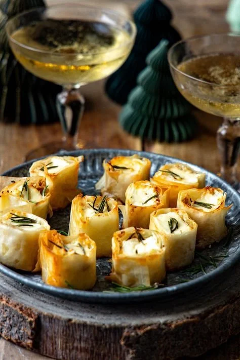 Bouchées croustillantes de pâte filo avec feta, noix, miel et romarin