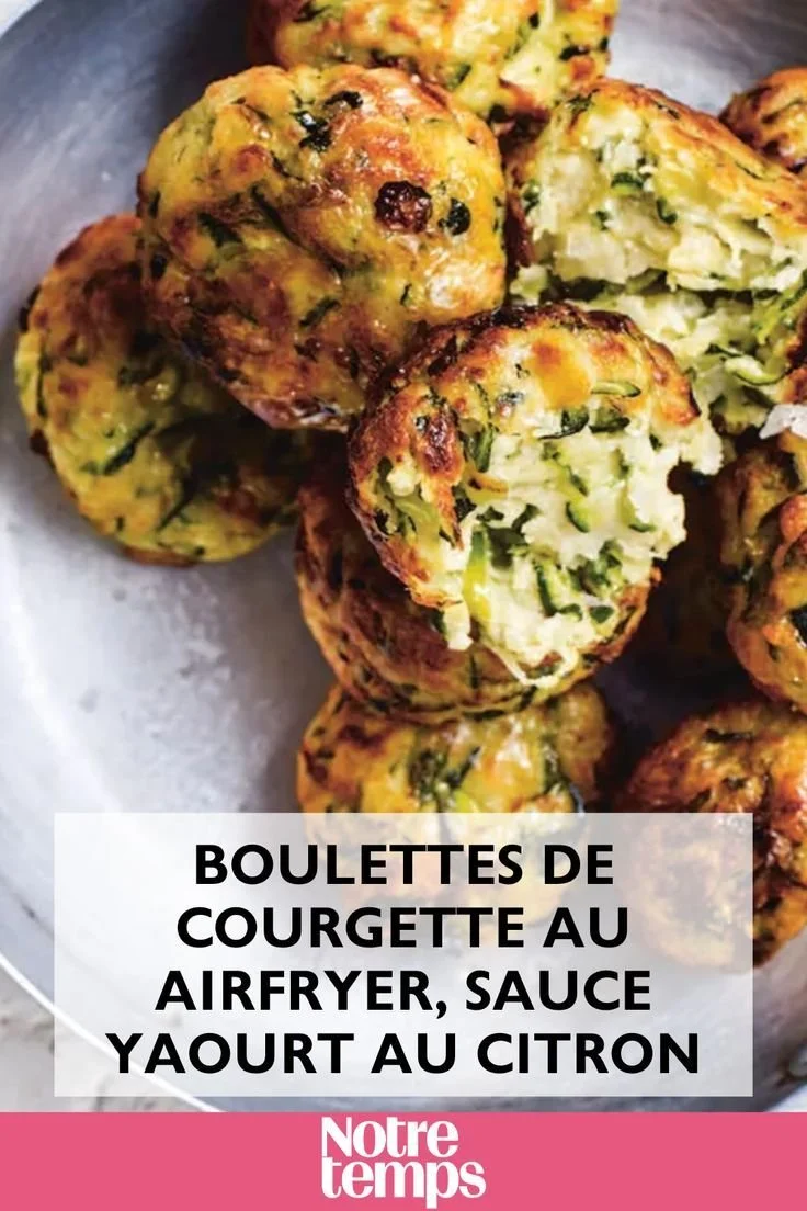 Boulettes de courgette croustillantes à l'airfryer avec sauce yaourt au citron