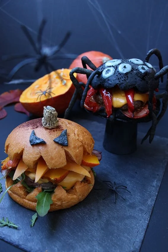 Burgers d’Halloween au potimarron et poivron rouge décorés pour la fête.