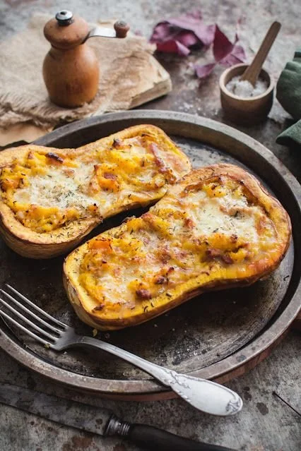 Butternut farcie au camembert, plat savoureux et réconfortant.
