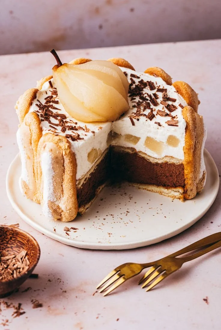 Charlotte Poire Chocolat, un dessert riche en saveurs de poire et chocolat.