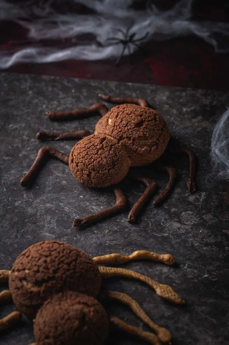 Choux araignées au chocolat prêts pour Halloween