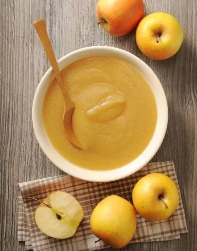 Bol de compote de pommes facile faite maison.
