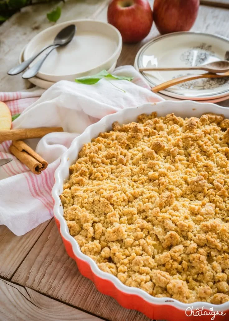 Crumble aux pommes doré et savoureux, un dessert délicieux à savourer