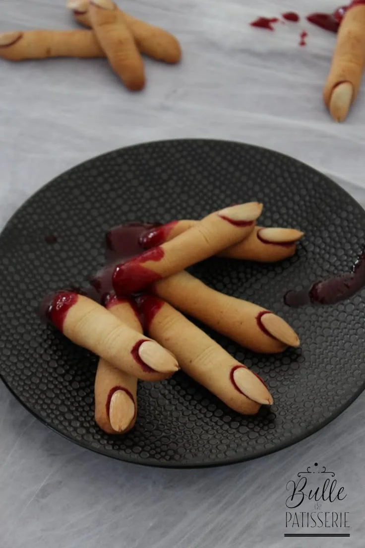 Doigts de sorcière décoratifs pour Halloween, créatifs et mystérieux.