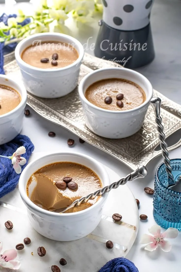 Flan au café maison crémeux et savoureux dans un plat de dessert