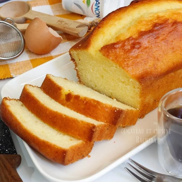 Gâteau au yaourt extra moelleux avec garniture sur un plat