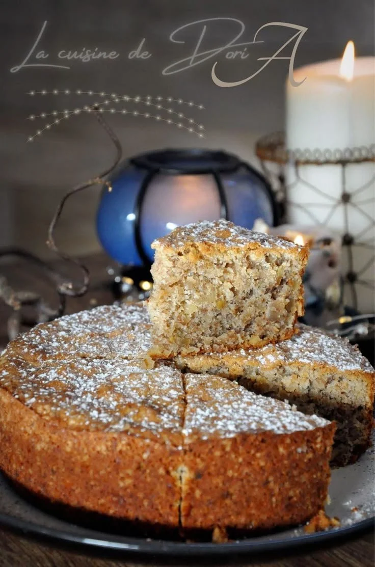 Gâteau aux noix moelleux et savoureux, préparé avec des noix fraîches.