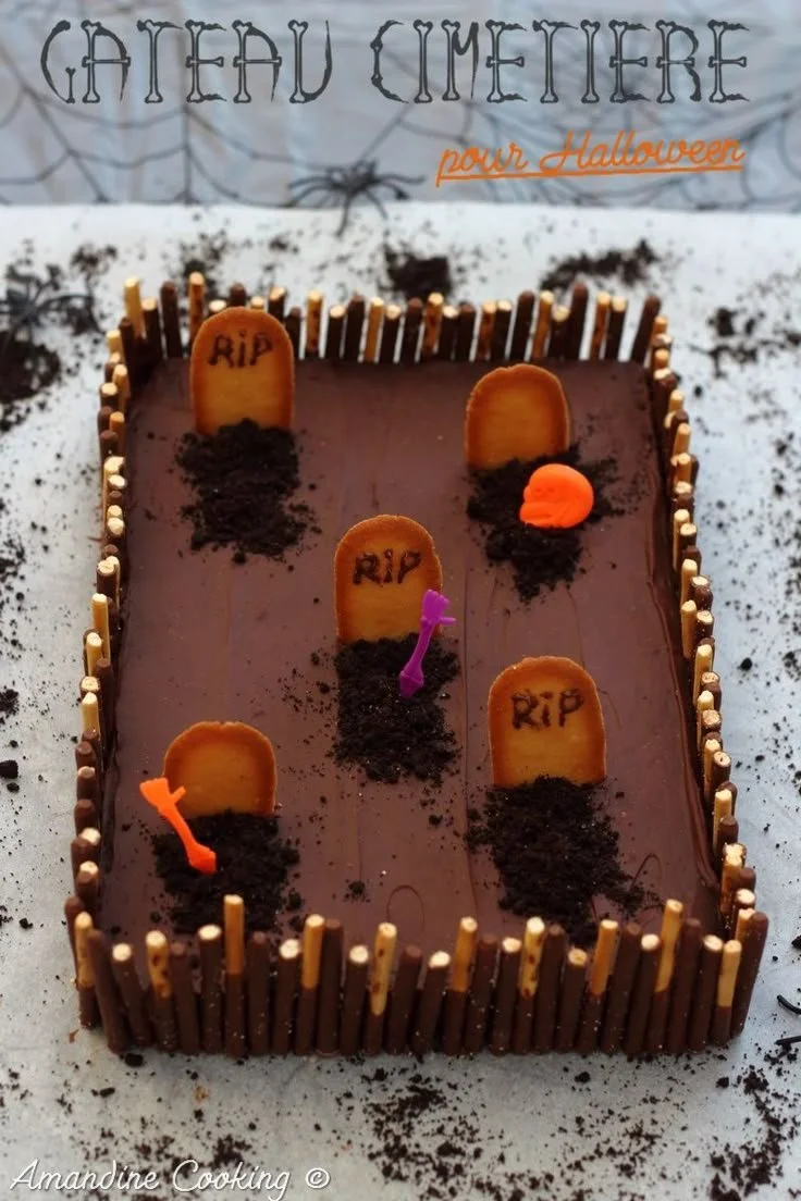 Gâteau cimetière décoré pour Halloween avec des éléments fantomatiques