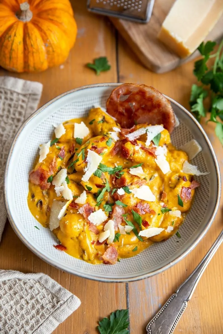 Gnocchis à la crème de potimarron garnis de bacon croustillant