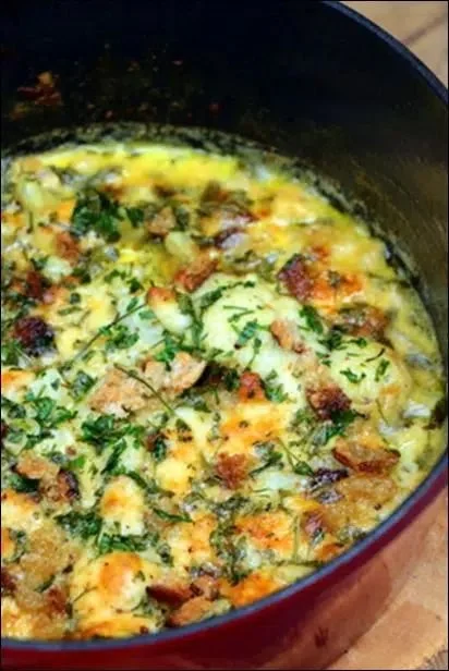 Gratin de chou-fleur à la moutarde de Yotam Ottolenghi, plat délicieux et réconfortant.