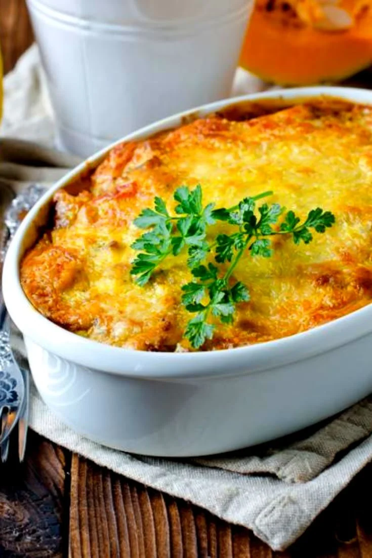 Gratin de potiron doré et appétissant servi dans un plat en céramique.