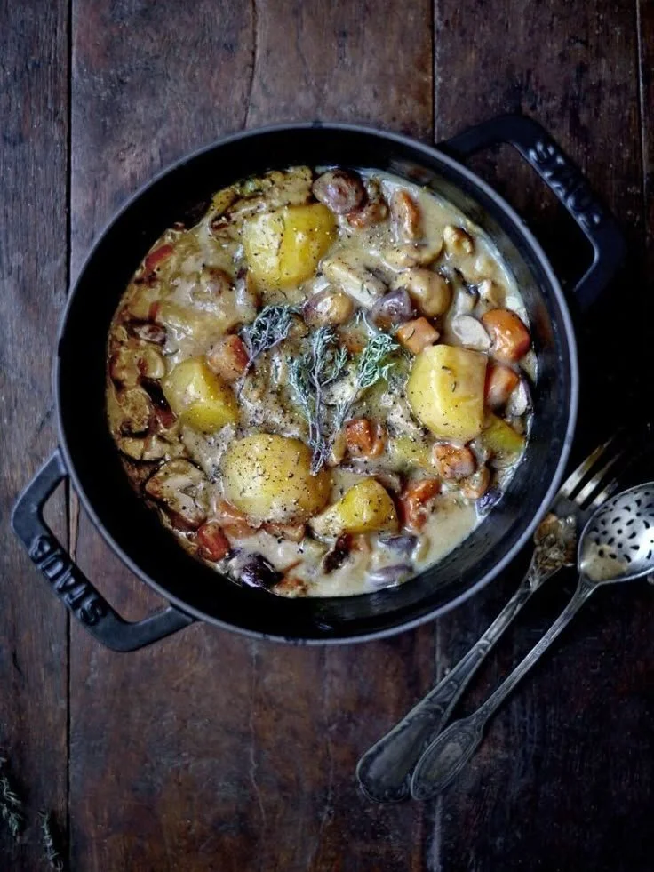 Recette de légumes d'automne cuits au cidre avec des épices et des herbes