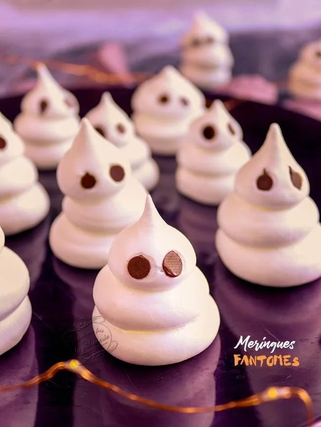 Meringues Halloween en forme de fantômes blanches décoratives pour Halloween