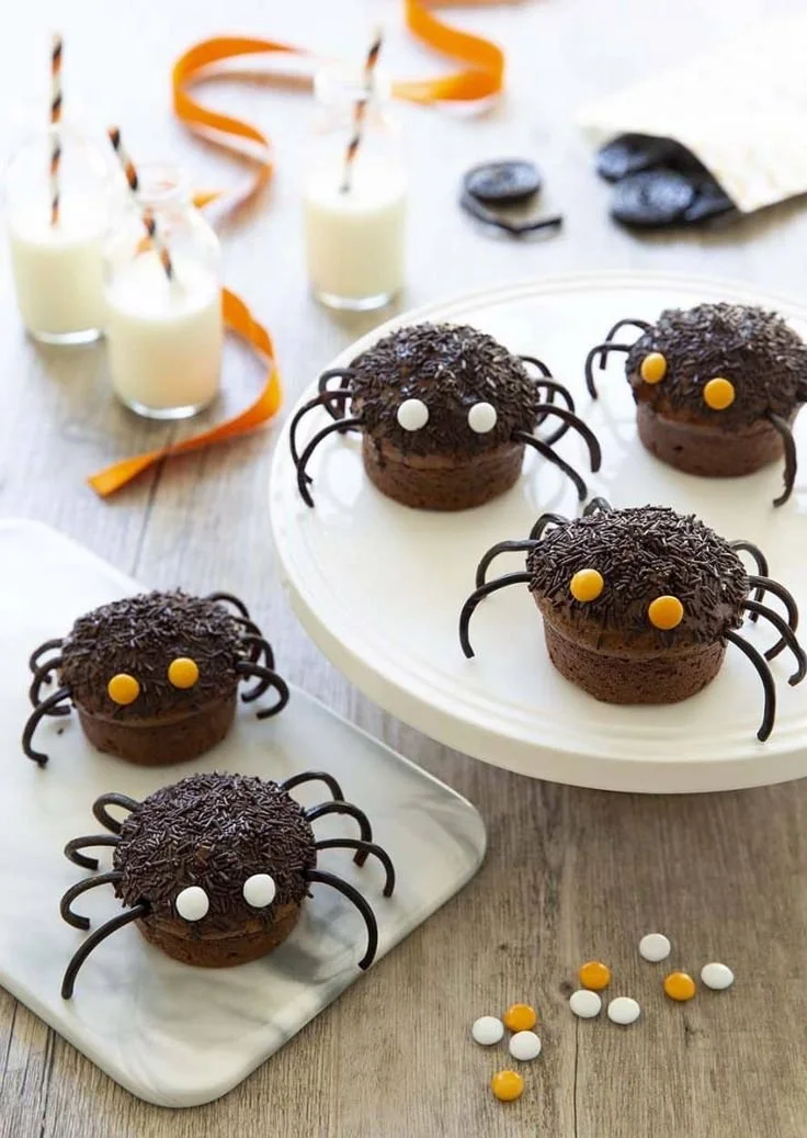 Muffins araignées décorés pour Halloween, recette facile et amusante.