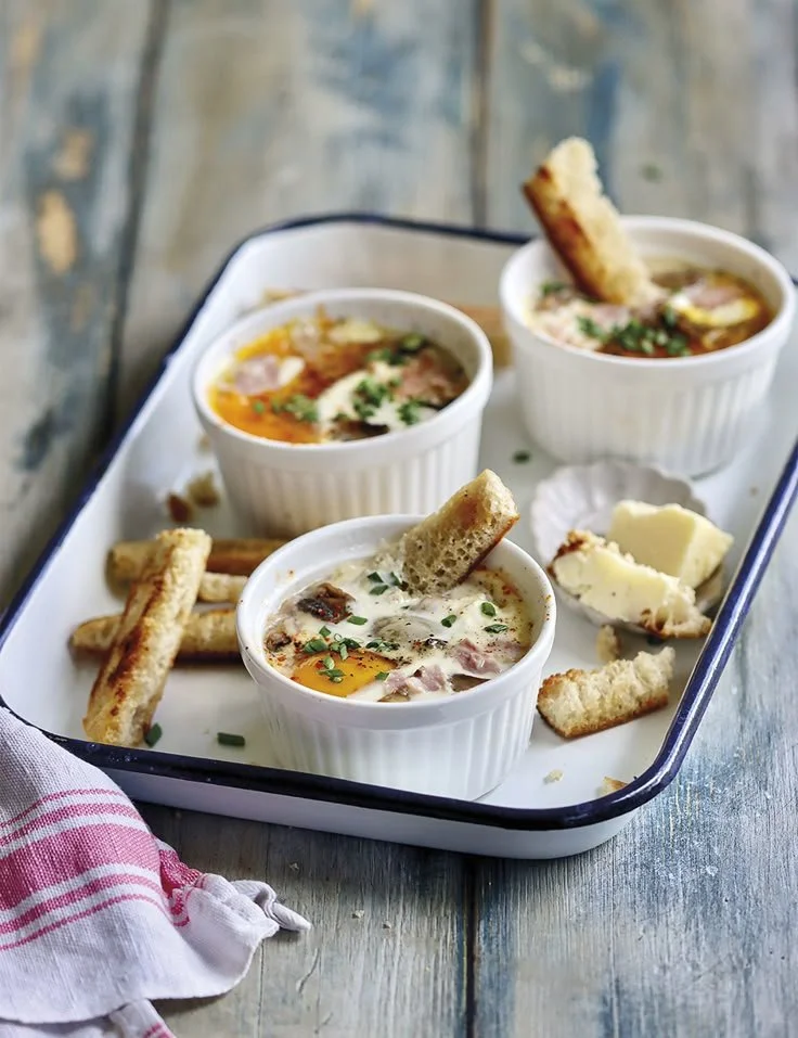Oeufs cocotte à la parisienne présentés dans des ramequins