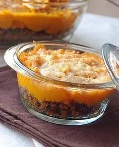 Parmentier à la patate douce, un plat savoureux et coloré sur une assiette.