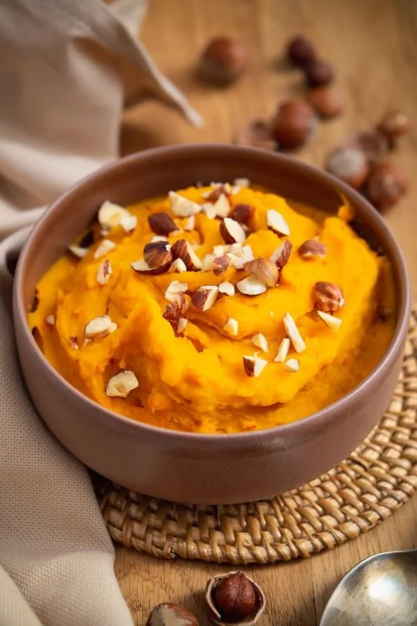 Bol de purée de potimarron crémeuse et savoureuse, parfaite pour régaler vos convives.