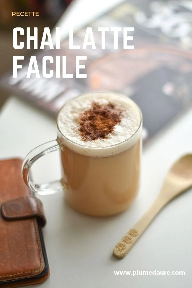 Tasse de chai latte avec épices et ingrédients, recette facile à réaliser