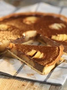 Tarte poire chocolat maison, facile à réaliser avec une présentation appétissante