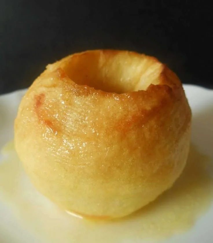 Pommes au four savoureuses et dorées, prêtes à être dégustées.