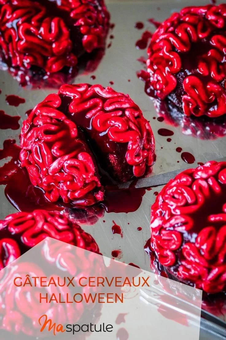 Gâteaux cerveaux décorés pour Halloween, parfaits pour une fête terrifiante.