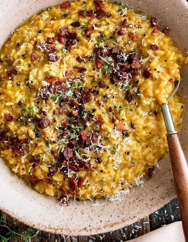Risotto d'automne garni de légumes de saison sur une assiette élégante.