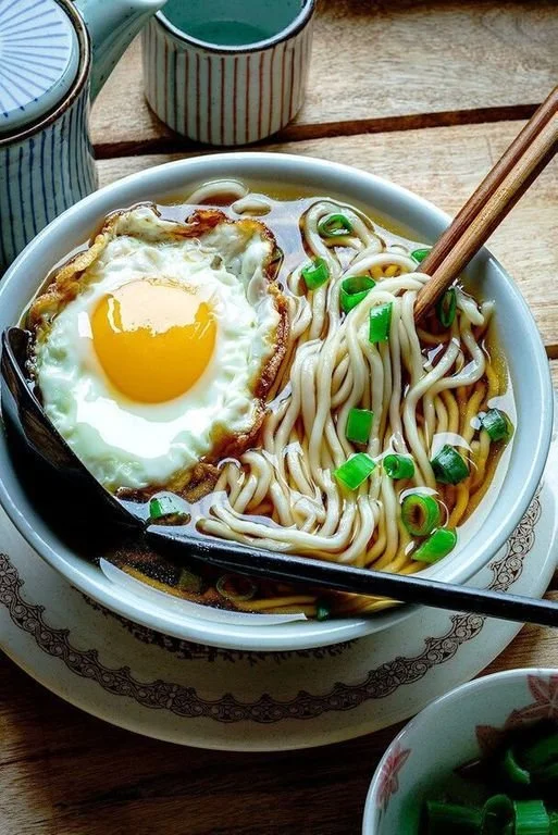 Soupe de nouilles chaude et savoureuse garnie de légumes et de viande