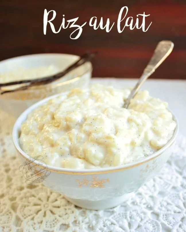 Bol de riz au lait crémeux garni de cannelle et de fruits