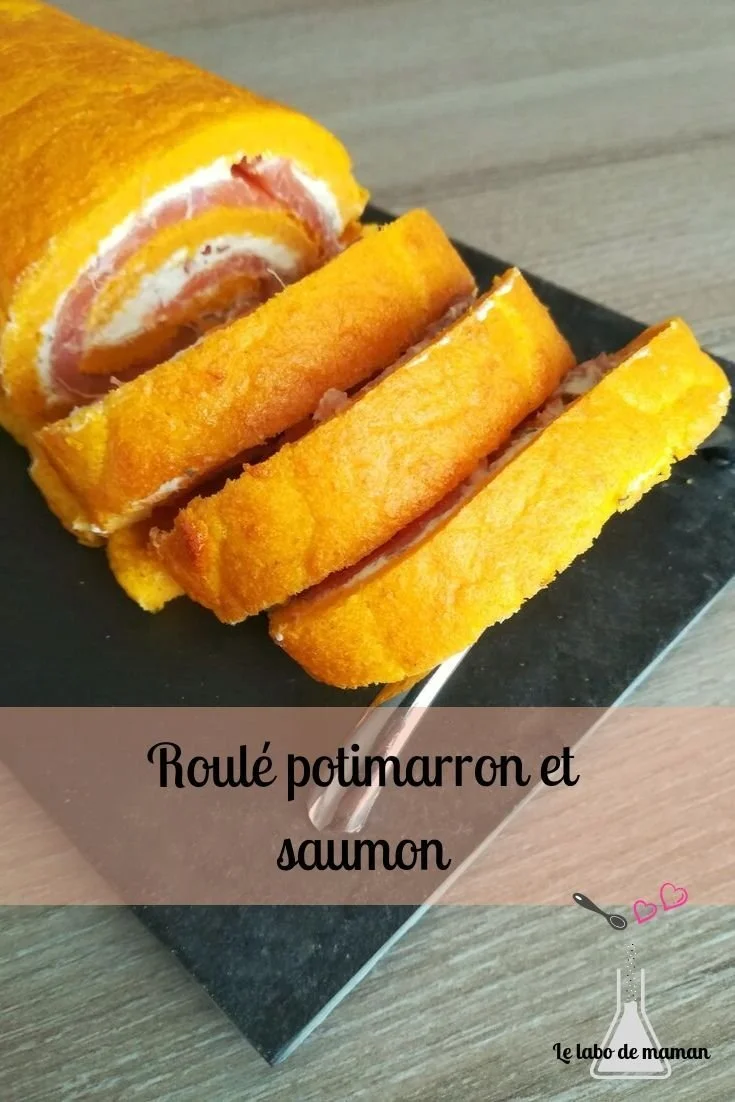Roulé de potimarron fraîchement préparé, décoré et appétissant