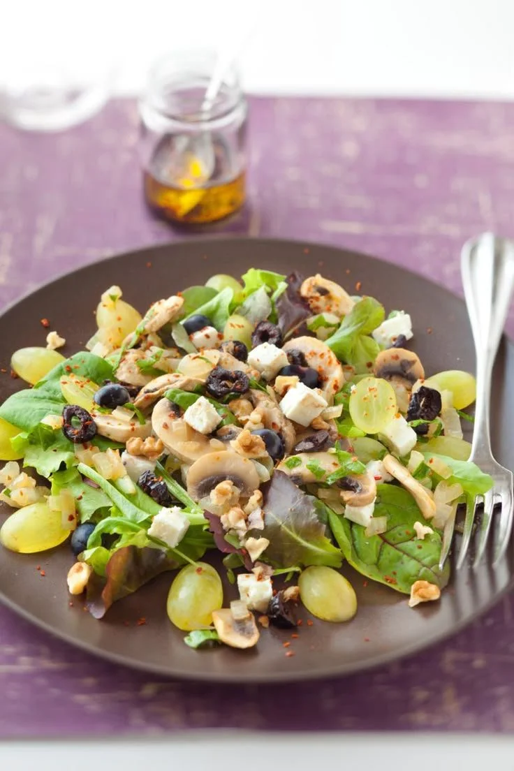 Recette de salade d'automne avec des ingrédients frais et colorés.
