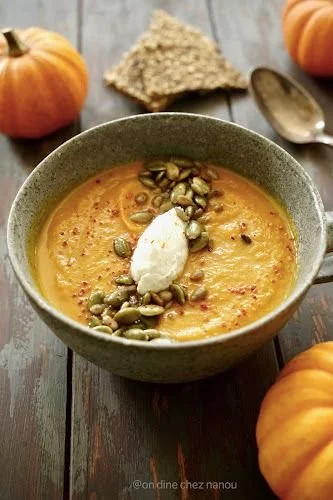 Bol de soupe de légumes riche en saveurs et en couleurs