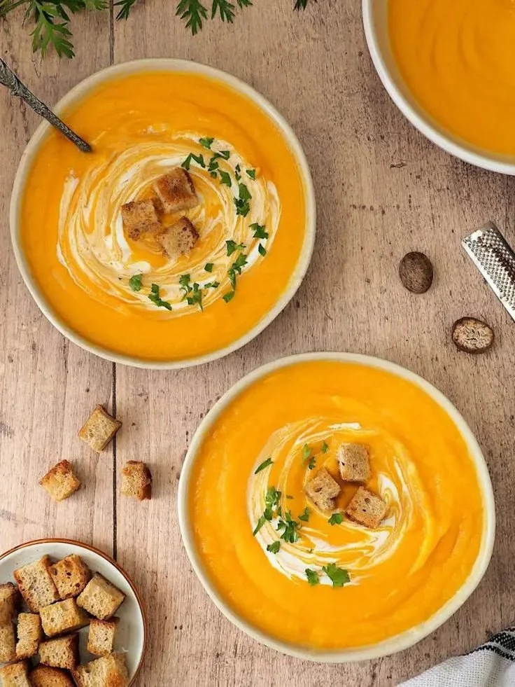 Soupe de légumes d'hiver avec poireaux, carottes et pommes de terre.