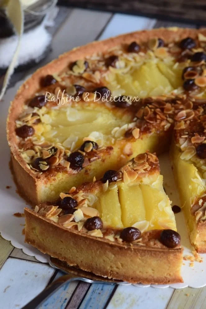 Tarte Amandine aux poires et pépites de chocolat, un dessert gourmand fait maison.
