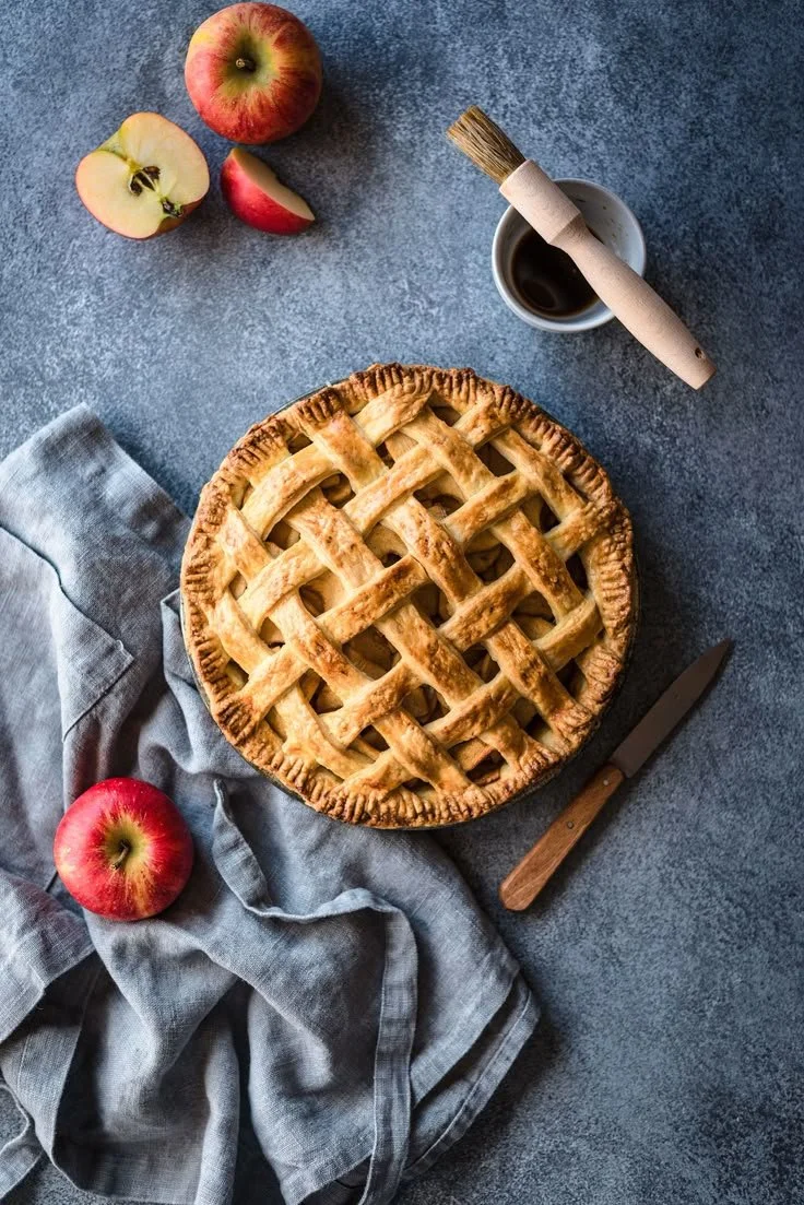 Tarte au chocolat meringuée délicieuse et appétissante sur une table