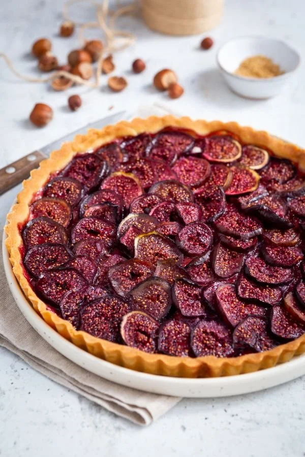 Tarte aux figues maison, dessert sucré délicieux avec des figues fraîches.