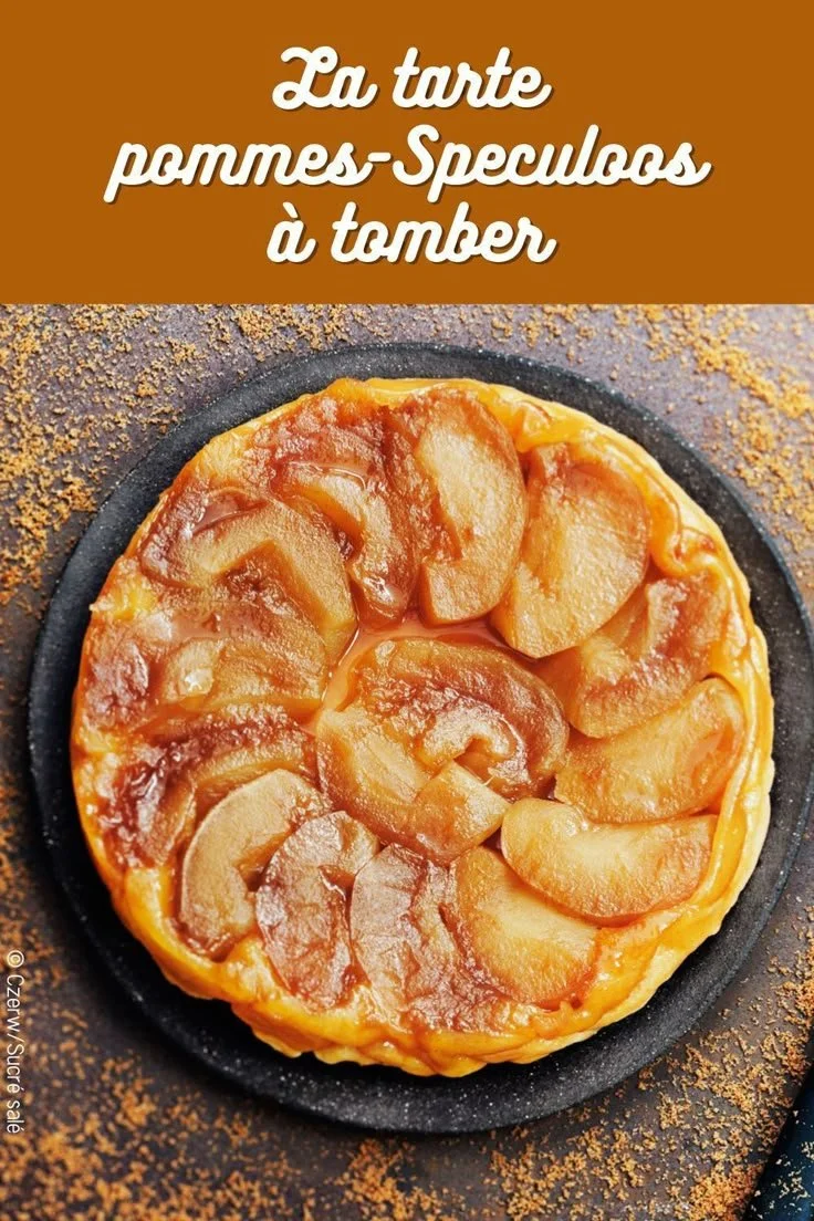 Tarte aux pommes speculoos dorée et appétissante sur une assiette