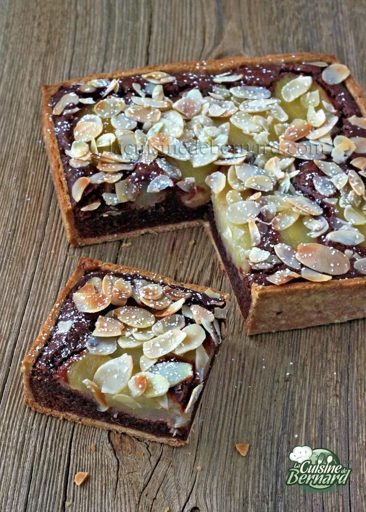 Tarte Bourdaloue aux poires, chocolat et amandes, prête à déguster