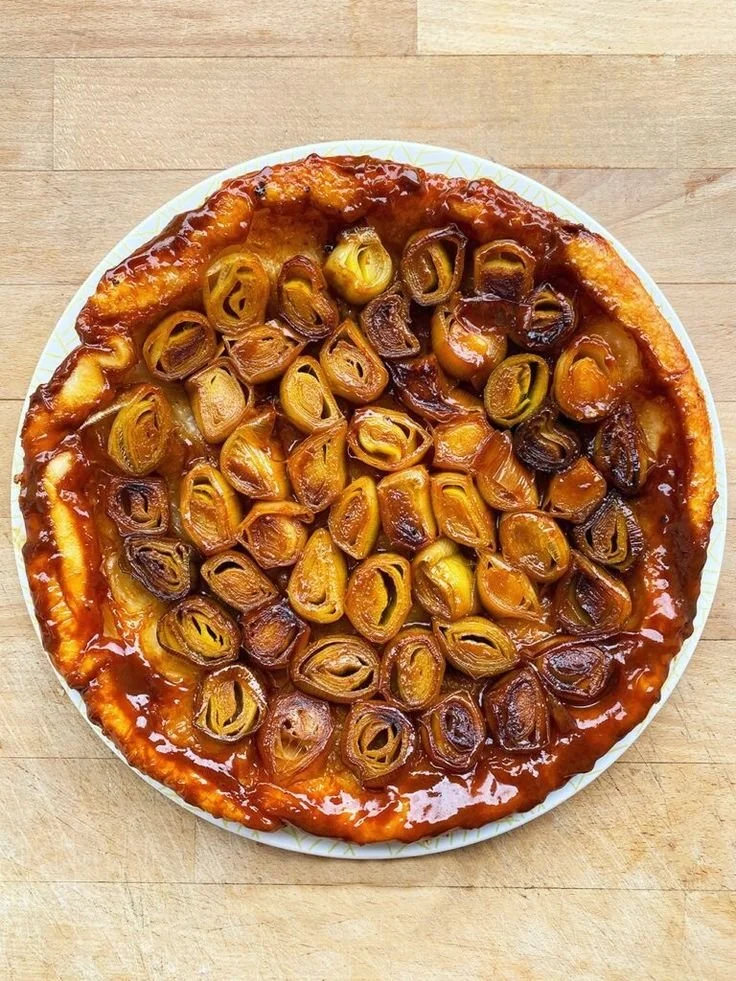 Tarte tatin aux poireaux caramélisés, dessert sucré-salé de Harmonie Cuisine.