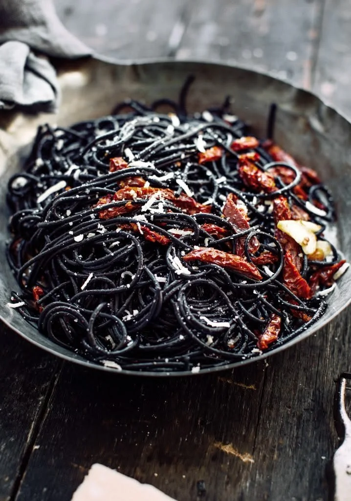 Spaghetti à la tomate avec encre de seiche, ail et tomates séchées