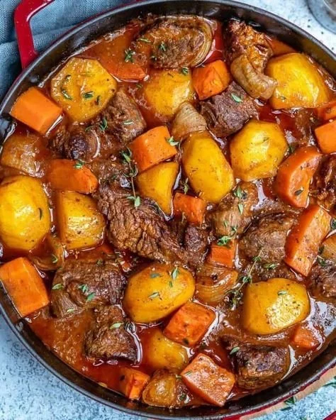 Ragoût de bœuf copieux garni de légumes, un plat réconfortant traditionnel