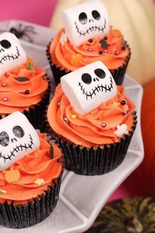 Cupcakes en forme de chapeaux de sorcière décorés pour Halloween